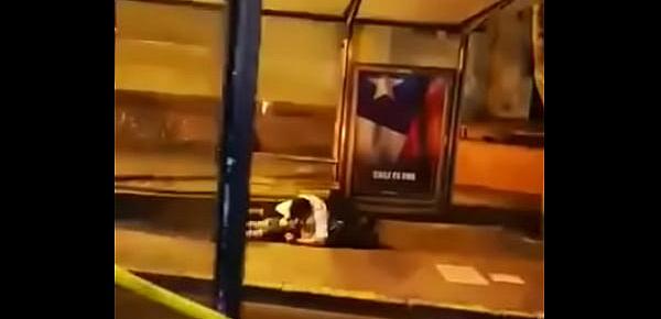  Pillo a chico haciendo una mamada a su amigo en plena calle de Santiago de Chile